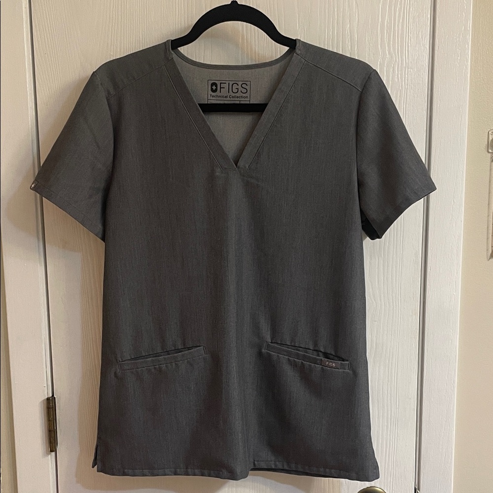 FIGS Casma Three-Pocket Scrub Top in Graphite